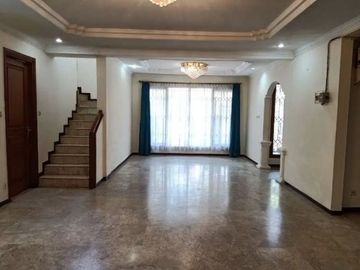 Rumah Pancoran dalam Perumahan Besar dan Mewah