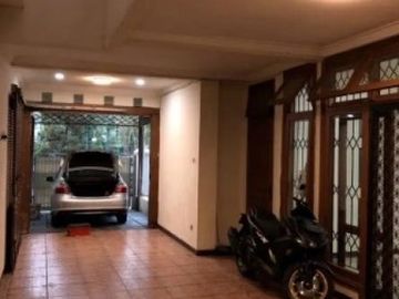 Rumah Pancoran dalam Perumahan Besar dan Mewah