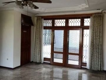 Rumah Pancoran dalam Perumahan Besar dan Mewah