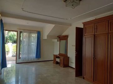 Rumah Pancoran dalam Perumahan Besar dan Mewah