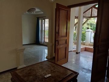 Rumah Pancoran dalam Perumahan Besar dan Mewah