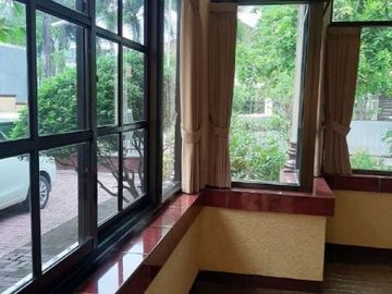 Xyiwr, RUMAH JL.SUMBAWA, Cocok buat kantor notaris / usaha