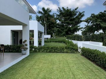Villa en Paraíso Country Club con amplio terreno