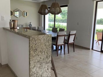 Villa en Paraíso Country Club con amplio terreno