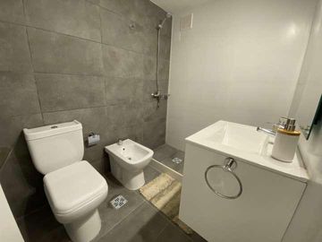 Funcional apartamento de 2 dormitorios con terraza en barrio Tres Cruces, Montevideo