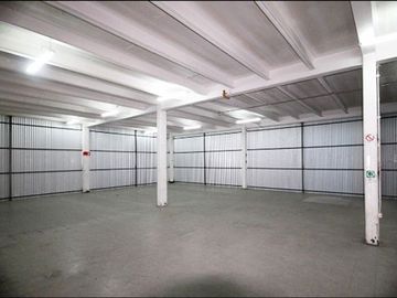 Oficina con bodegas en recinto logístico del sector de Macul