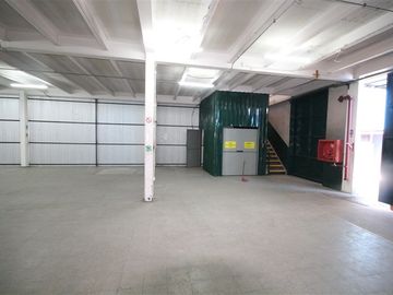 Oficina con bodegas en recinto logístico del sector de Macul