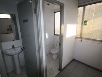 Oficina con bodegas en recinto logístico del sector de Macul