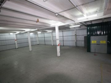 Oficina con bodegas en recinto logístico del sector de Macul