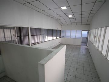 Oficina con bodegas en recinto logístico del sector de Macul