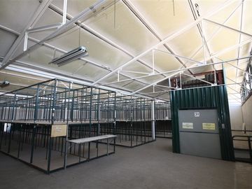 Oficina con bodegas en recinto logístico del sector de Macul