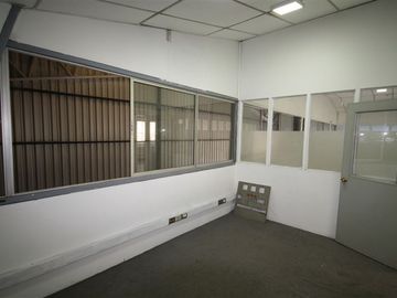 Oficina con bodegas en recinto logístico del sector de Macul