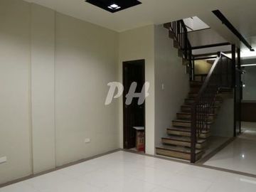 PH992 Townhouse for Sale in Fairview at 6.8M