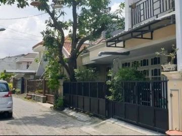 Rumah tenggilis strategis Hadap selatan Row 2 mobil
