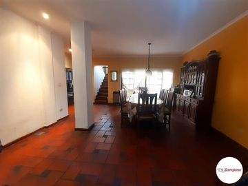 Venta Casa 6 ambientes con cochera patio terraza permuta por menor valor en CABA - Villa Devoto