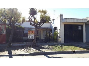 CASA, DEPTO Y GALPON AL FONDO