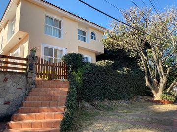 LAS CAÑADAS  CASA AMUEBLADA CON ALBERCA Y TERRAZA A 5 MIN DEL COLEGIO ALEMAN