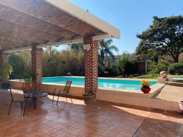 LAS CAÑADAS  CASA AMUEBLADA CON ALBERCA Y TERRAZA A 5 MIN DEL COLEGIO ALEMAN