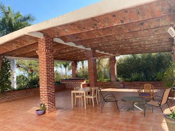 LAS CAÑADAS  CASA AMUEBLADA CON ALBERCA Y TERRAZA A 5 MIN DEL COLEGIO ALEMAN