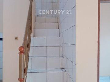 RUMAH LOKASI DI JALAN RAYA CEMPAKA PUTIH BEBAS BANJIR