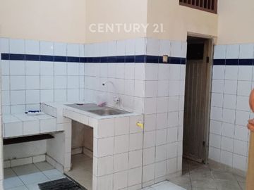 RUMAH LOKASI DI JALAN RAYA CEMPAKA PUTIH BEBAS BANJIR