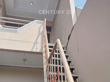 RUMAH LOKASI DI JALAN RAYA CEMPAKA PUTIH BEBAS BANJIR