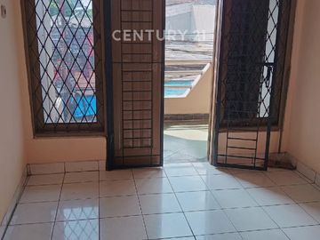 RUMAH LOKASI DI JALAN RAYA CEMPAKA PUTIH BEBAS BANJIR