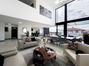 I3 CASA DE VENTA EN TUMBACO