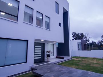 I3 CASA DE VENTA EN TUMBACO