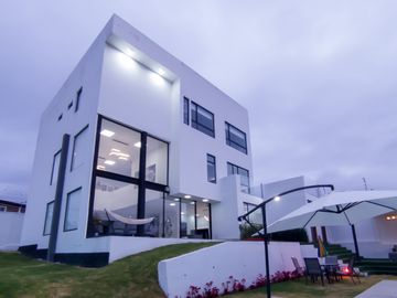 I3 CASA DE VENTA EN TUMBACO