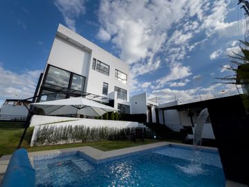 I3 CASA DE VENTA EN TUMBACO