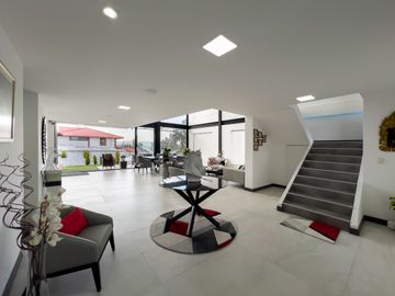 I3 CASA DE VENTA EN TUMBACO