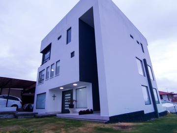 I3 CASA DE VENTA EN TUMBACO