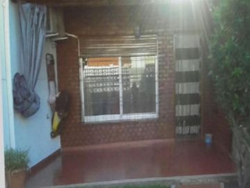 LANUS: CASA EN PH, POSEE JARDIN ,PATIO, TERRAZA Y 2 DORMITORIOS