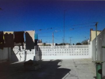 LANUS: CASA EN PH, POSEE JARDIN ,PATIO, TERRAZA Y 2 DORMITORIOS