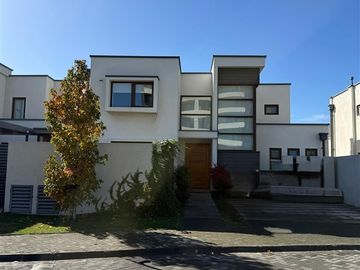 Seminueva Casa en condominio, venta de 4 dorm. Los Angeles