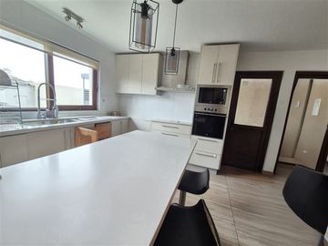Seminueva Casa en condominio, venta de 4 dorm. Los Angeles