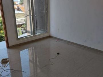 RUMAH GRESS Area Tenggilis Hadap selatan, Strategis