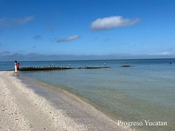 Condominio frente al mar, con club de playa, areas verdes y amenidades, en pre-c