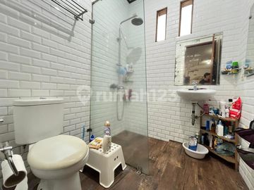 Rumah Posisi Hook Luas 400m2 di Komplek Nyaman Aman Lengkap Swimpool di Cinere