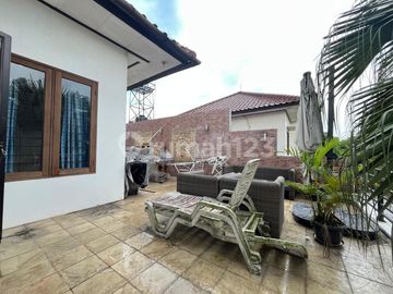 Rumah Posisi Hook Luas 400m2 di Komplek Nyaman Aman Lengkap Swimpool di Cinere