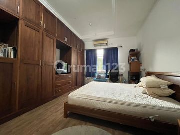 Rumah Posisi Hook Luas 400m2 di Komplek Nyaman Aman Lengkap Swimpool di Cinere