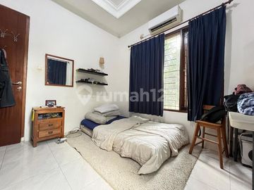 Rumah Posisi Hook Luas 400m2 di Komplek Nyaman Aman Lengkap Swimpool di Cinere