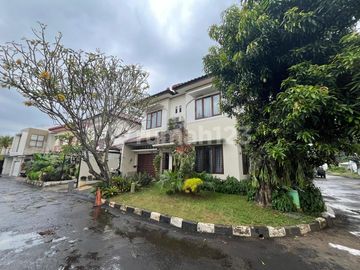 Rumah Posisi Hook Luas 400m2 di Komplek Nyaman Aman Lengkap Swimpool di Cinere