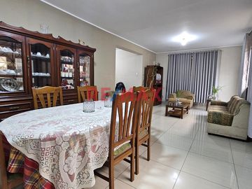 🌟 ¡Vive en el corazón de Lima! 🌟

Descubre tu nuevo hogar en este amplio y acogedor departamento 🏢 ubicado en Jr. Junín 1074. Con una superficie con