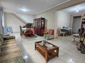 🌟 ¡Vive en el corazón de Lima! 🌟

Descubre tu nuevo hogar en este amplio y acogedor departamento 🏢 ubicado en Jr. Junín 1074. Con una superficie con