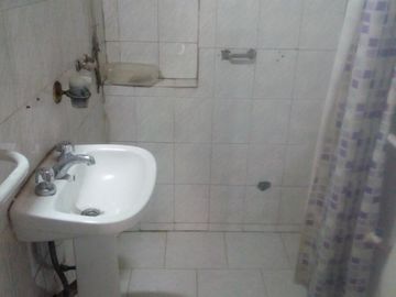 DEPARTAMENTO DE 1 AMBIENTE, CON ENTREPISO, ENTRADA INDEPENDIENTE, PLANTA BAJA AL FRENTE.