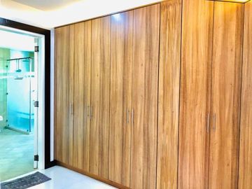 Elegant House with 5 Bedrooms for SALE or RENT in Angeles City