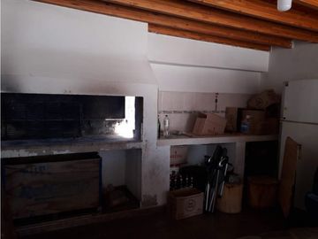 VENDO CASA GRANDE EN PERDRIEL BARRIO URVISER LUJAN DE CUYO