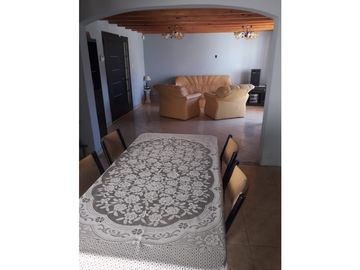 VENDO CASA GRANDE EN PERDRIEL BARRIO URVISER LUJAN DE CUYO